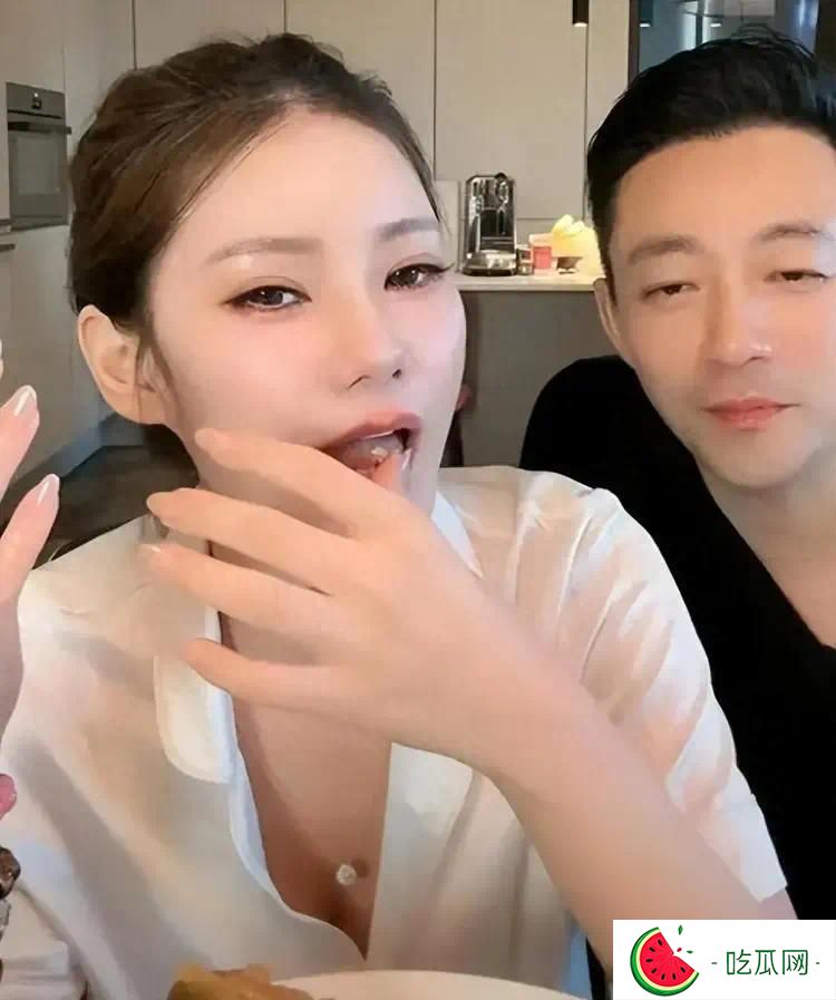 汪小菲端午独自带娃！马筱梅出席奢侈品牌周年庆，穿浅紫挂脖裙美