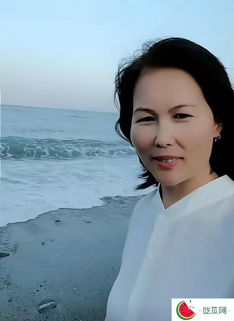 玥儿吃到小杨阿姨做的鸡腿，一顿家常便饭，孩子们也可以吃出幸福