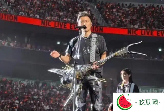 谢霆锋和王菲蜜月结束，现身长沙吃平价排档，整个人状态好到爆！