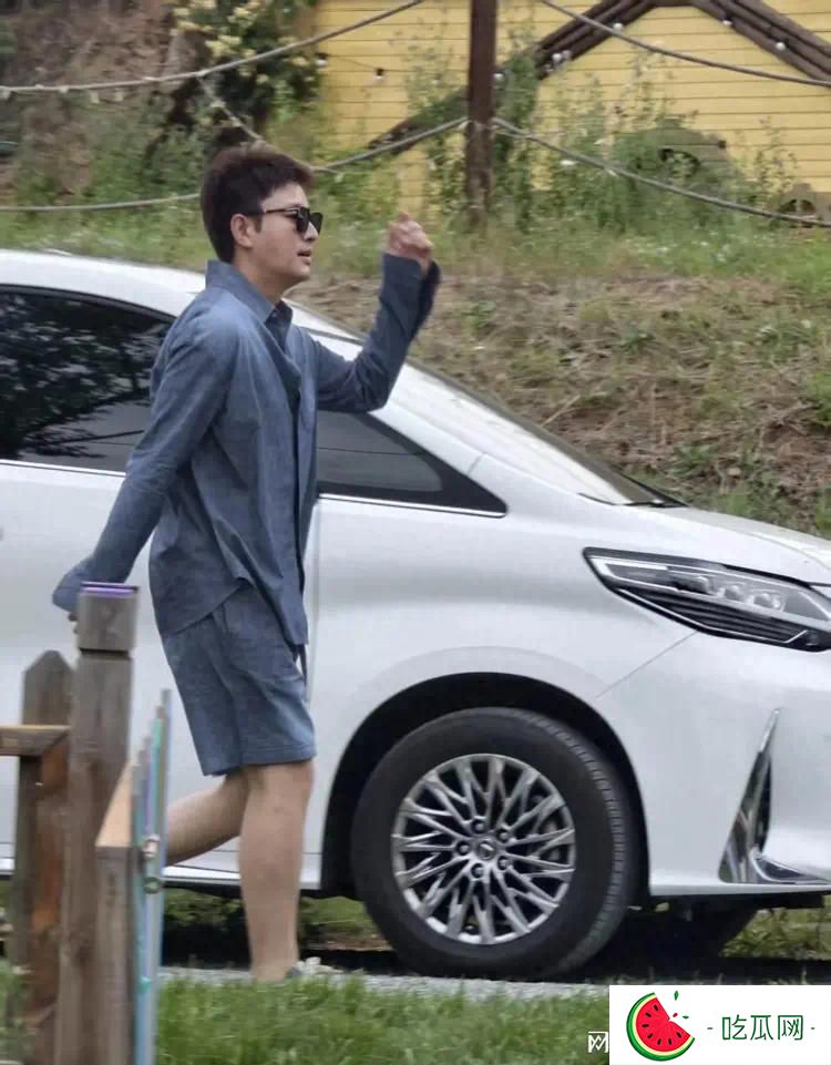 贾乃亮李小璐带女儿去公园，12岁甜馨染了棕发，和爸爸一起玩游戏