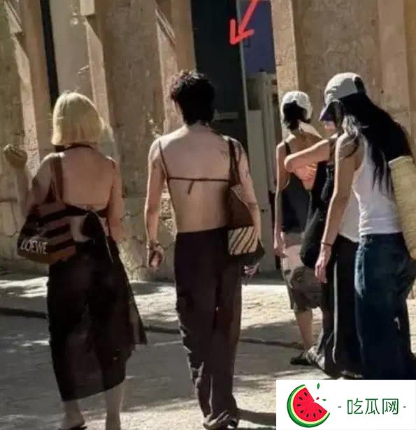 伊能静儿子穿肚兜逛街，网友：生儿变育女，庾澄庆：快乐就好