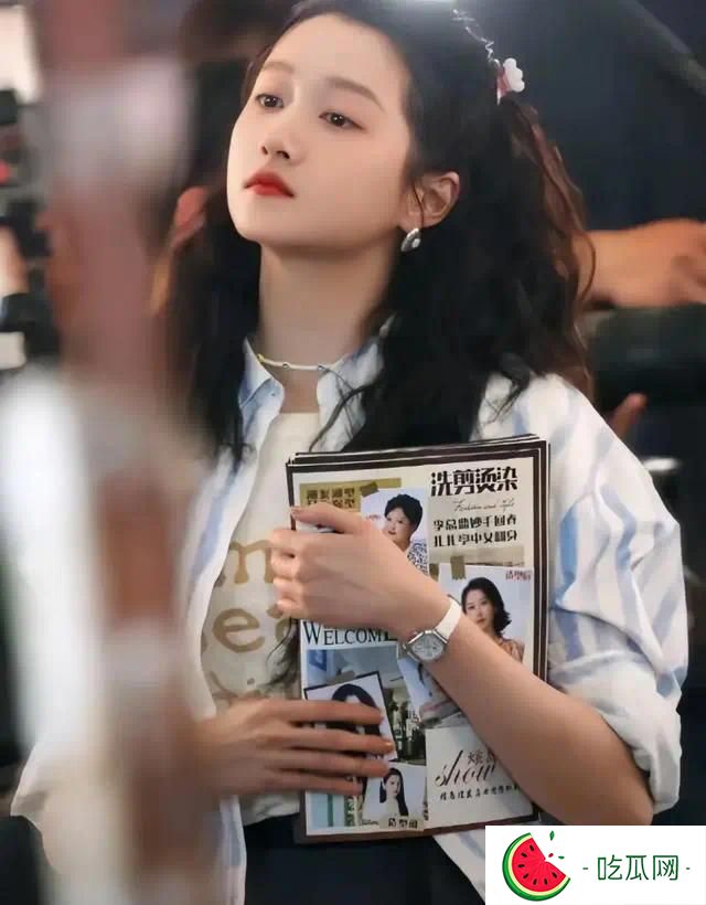 关晓彤脱离美颜滤镜 ，嘴角纹、法令纹严重，给人又老又年轻的感觉
