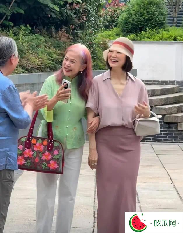 71岁林青霞去江西旅游，打扮贵气，穿一身名牌，街头向粉丝送飞吻
