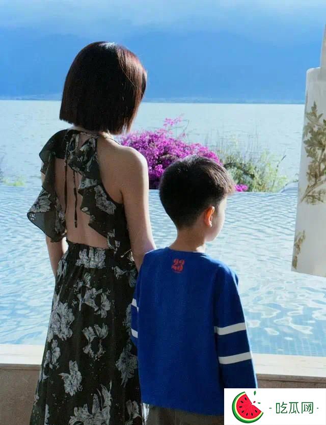 陈妍希晒离婚后首个生日在洱海和儿子相依看海的背影照