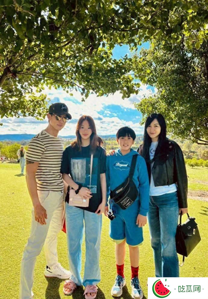 吴尊一家巴黎旅游，11岁儿子颜值逆袭越长越帅，没浪费爸爸好基因