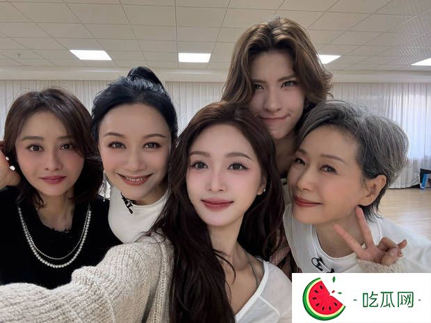 吴宣仪晒与叶童陈德容倪虹洁卡琳娜练习室合照，同框超有爱！