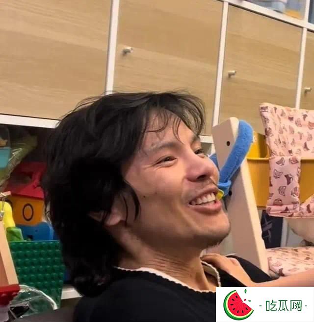 向佐端午节晒女儿，胡子拉碴像流浪汉，撞脸广西偷电瓶网红