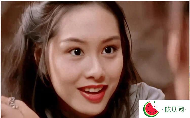 朱茵53岁，素颜状态犹如少女，与黄贯中经常哼着BEYOND的歌