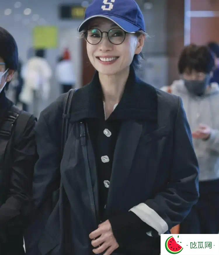62岁叶童已婚不育，虽然满头白发，却被网友称为：少年感十足！