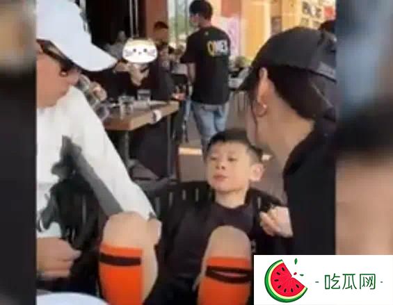 46岁秋瓷炫夫妇看儿子踢球，大声喊加油，7岁大海尽情奔跑有活力