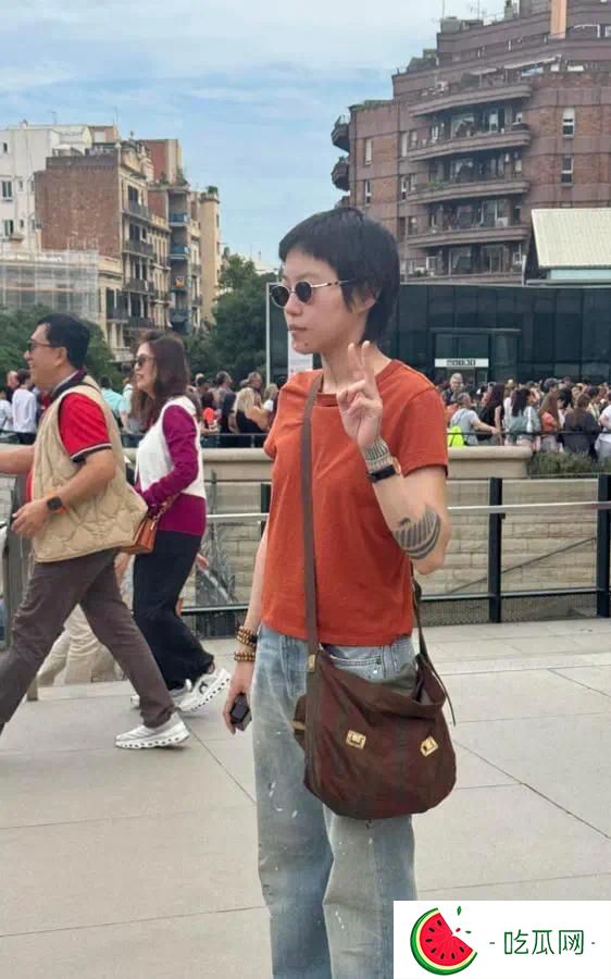 窦靖童西班牙街头被偶遇，短头发黑墨镜手串酷似王菲