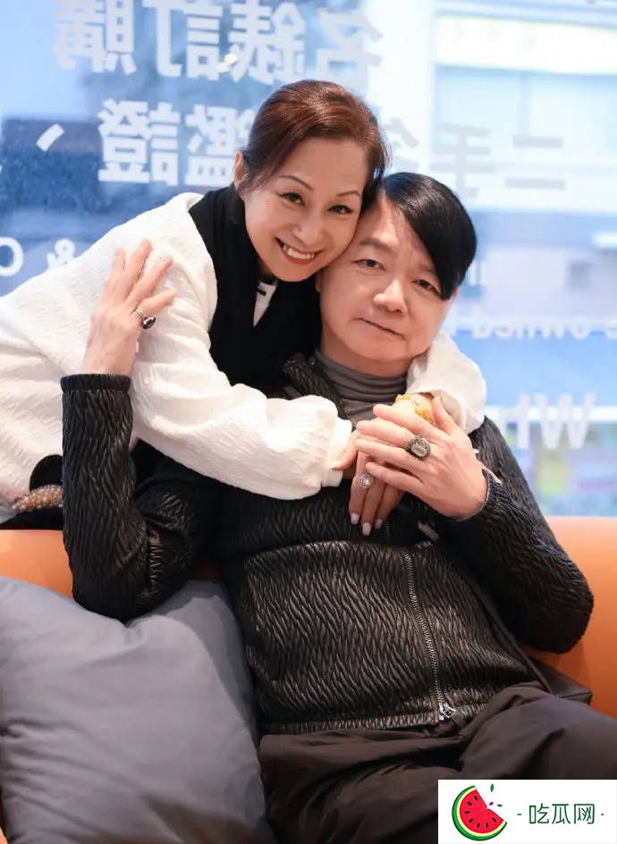 艾威公布爱妻Lisa告别仪式，二人相伴18年无子女