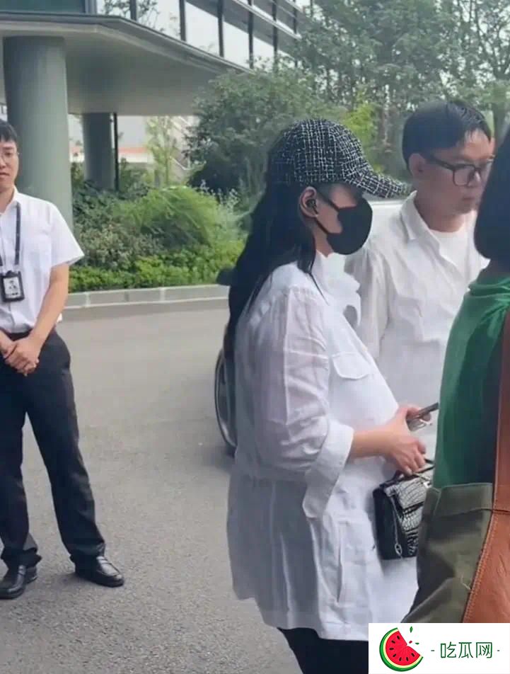 44岁阿娇胖出新高度，穿着宽松被保安嫌弃撇嘴