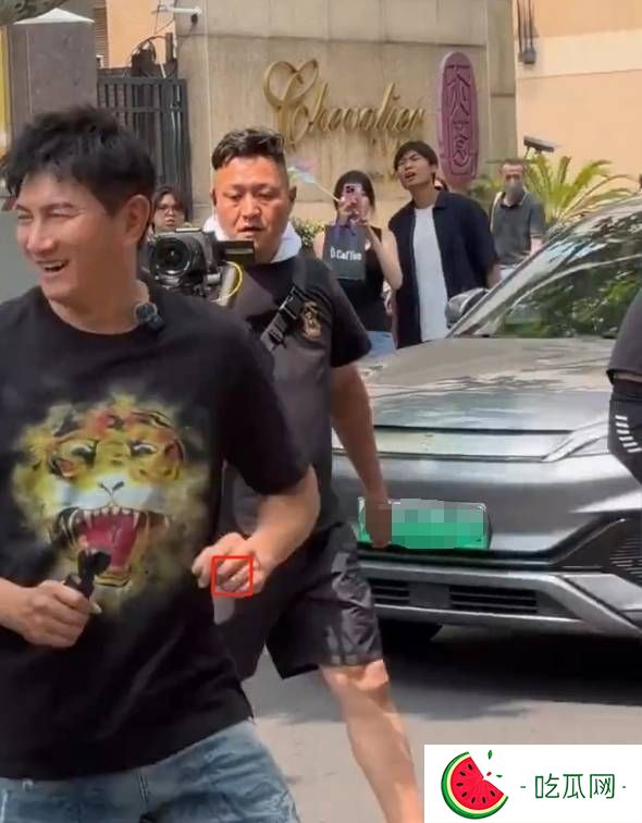 网友偶遇吴奇隆录综艺，左手无名指戒指辟谣离婚传言