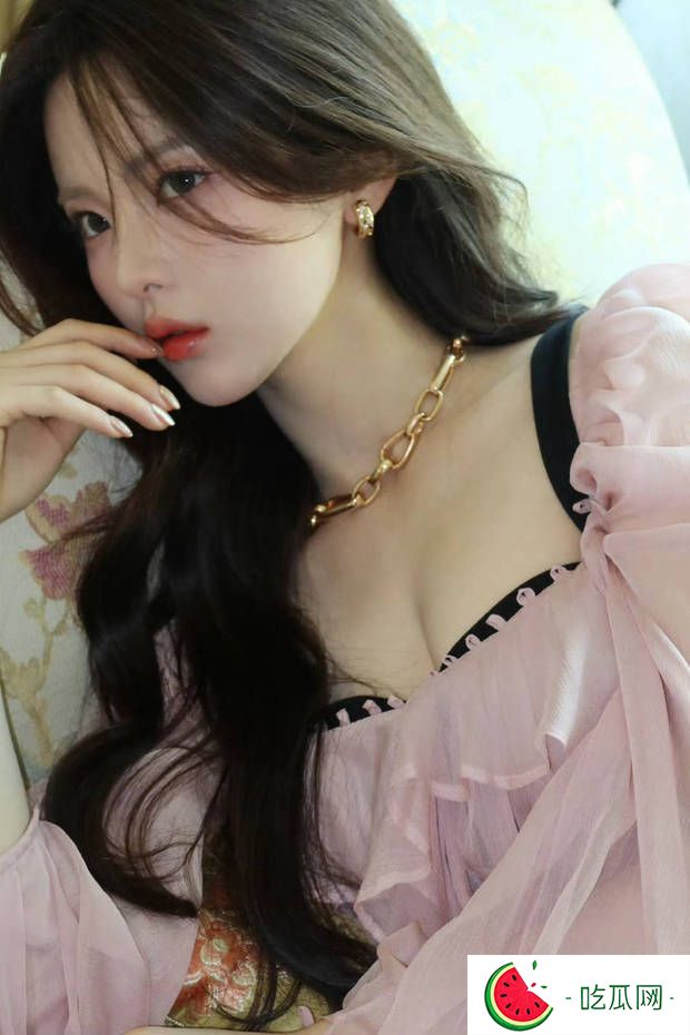 杨超越粉色吊带裙造型曝光！大波浪卷发勾勒少女蔷薇的浪漫轮廓