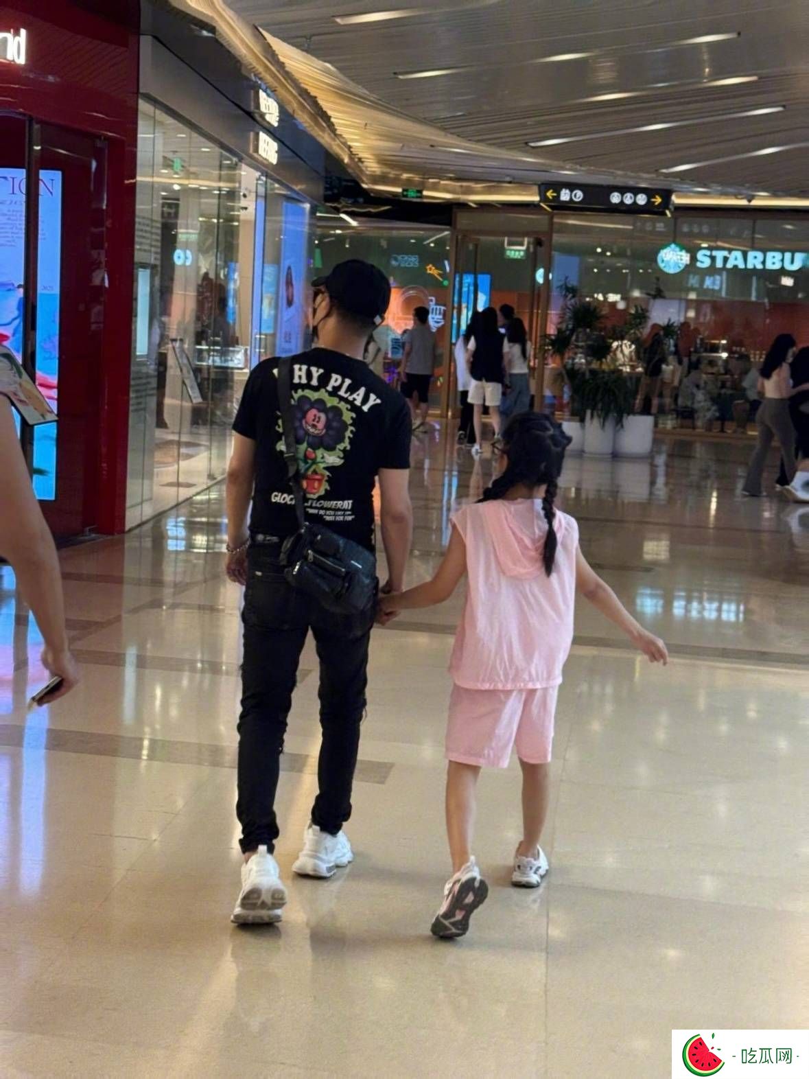 网友偶遇汪峰街头暖心带娃：左右牵娃，幸福满溢