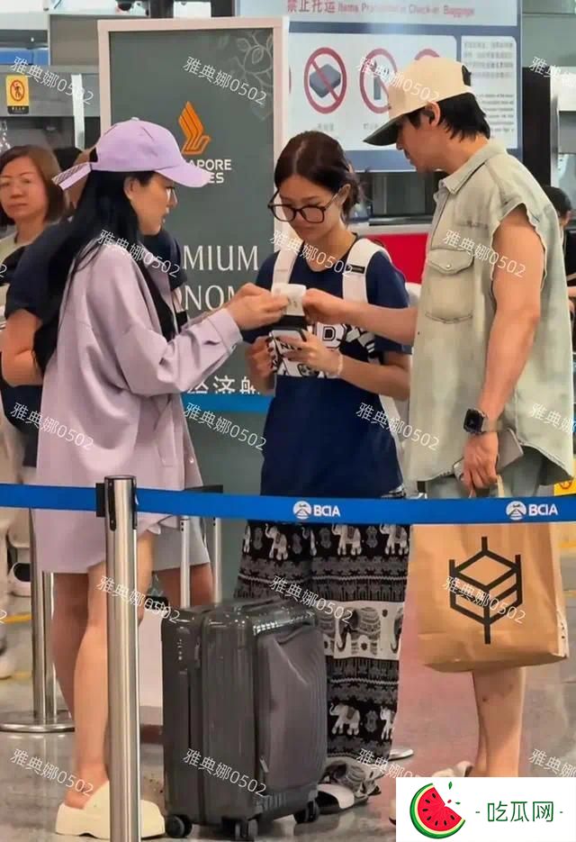 钟丽缇送二女儿参加夏令营，值机时千叮万嘱，明星跟普通妈妈一样