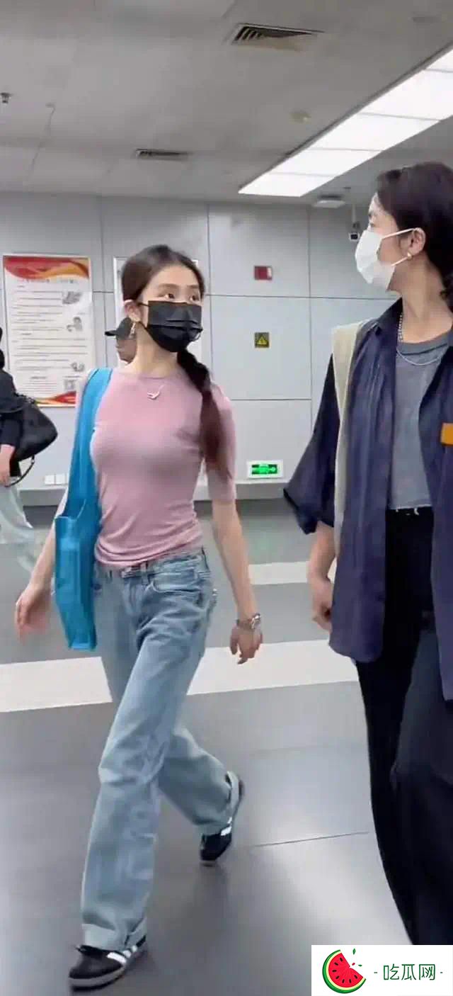 黄多多回国生图曝光！比孙莉矮半个头却美上热搜，口罩也难挡气质