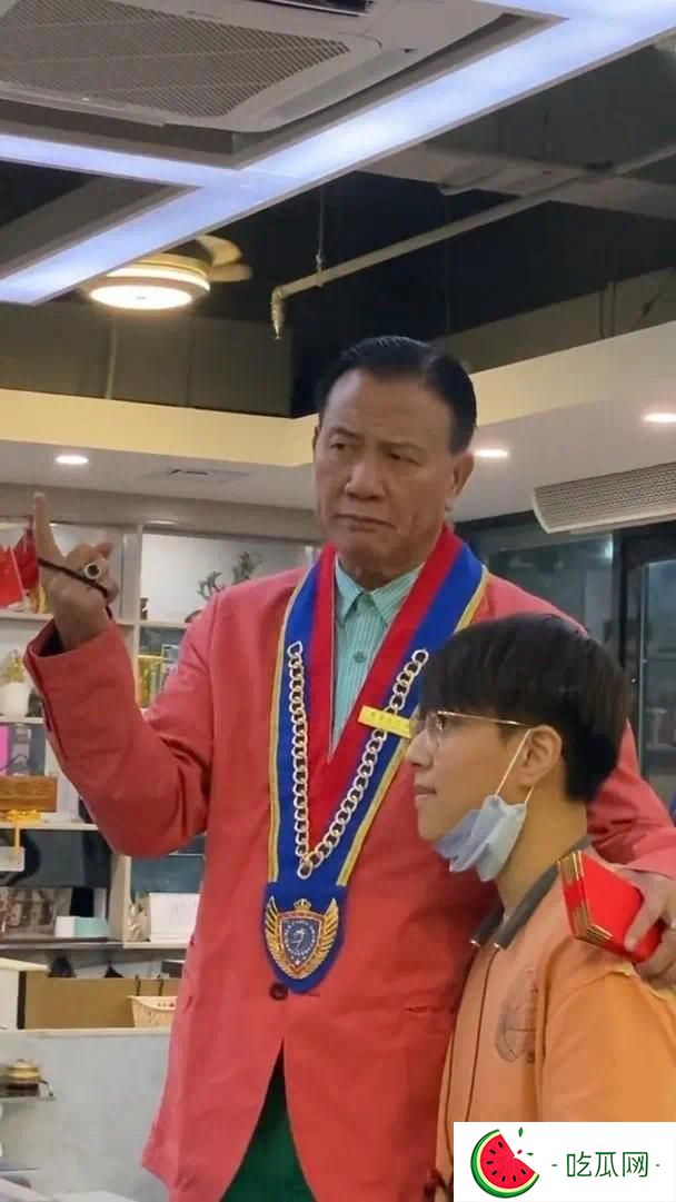 万梓良22岁儿子参加湖南音乐比赛显天分 越大越靓仔竟撞样吴卓羲
