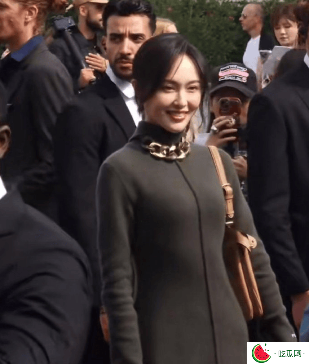 唐嫣真给中国人长脸！穿一身灰裙仍美得风姿绰约，同框宋慧乔都丝毫不输气质！