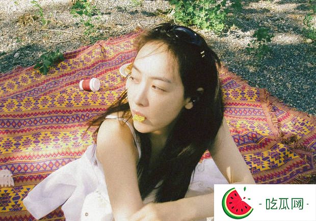 搜狐娱乐讯 6月10日，宋茜晒出一组美照，照片中她穿白色吊带甜美明媚，头戴墨镜又甜又飒，素颜状态超好。
