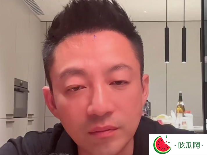 汪小菲曝小玥儿暑假来北京，谈及子女神情忧伤，小玥儿已是大高个