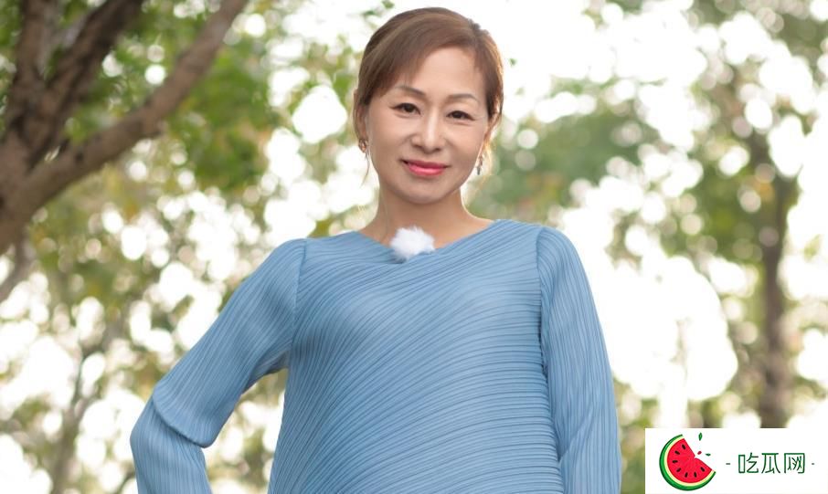 艾威公布亡妻告別仪式时间，发夫妻旧照缅怀，送别挚爱最后一程