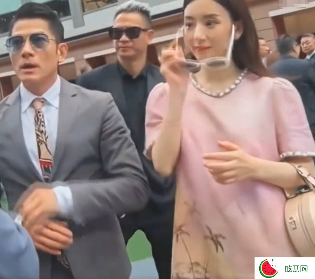 天王郭富城携方媛亮相马场，宽松裙装方媛被疑怀三胎