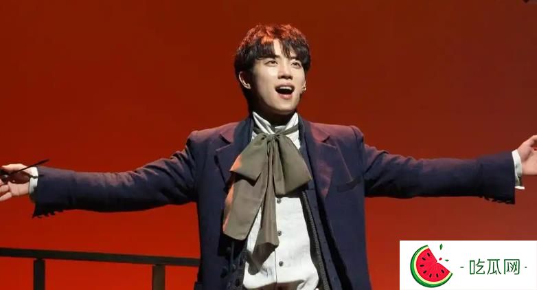 32岁男演员出轨被捉奸，穿内裤道歉，和小8岁女演员私密聊天公开