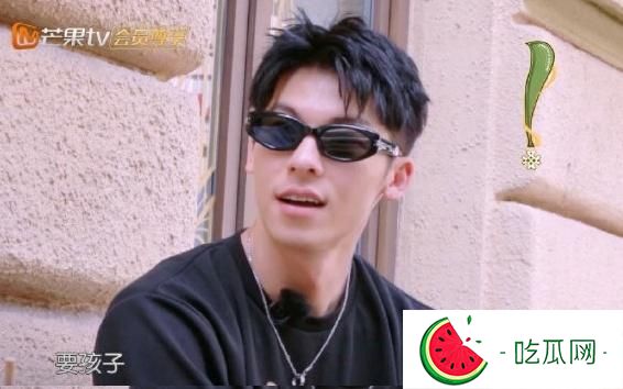 在破防男艺人的评论区，看他们过得有多容易