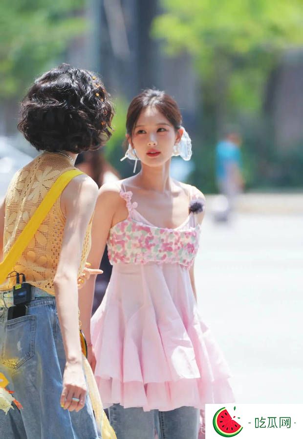 李一桐粉色吊带搭配蓝色发带亮相！甜度超标演绎夏日元气少女