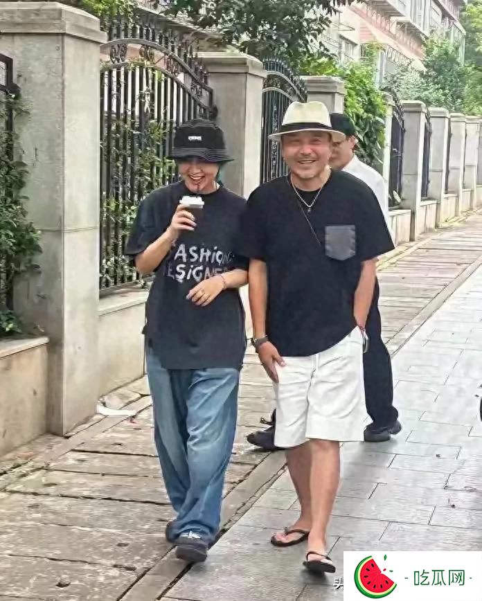 51岁汪涵周笔畅长沙重聚，坐街边畅聊，桌上的咖啡都是人情世故！