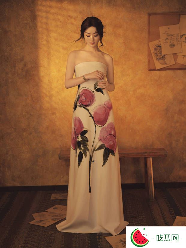 赵丽颖抹胸鲜花裙演绎中式复古！手作细节诠释东方女性力量