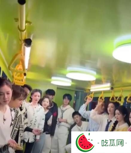 94斤王楚然白鹿章若楠同上跑男，谁更魁梧一目了然，差距超乎想象
