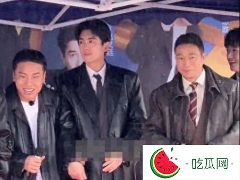 林更新青岛被偶遇，穿围裙在地摊叫卖，皮肤黝黑胡子拉碴好辛酸