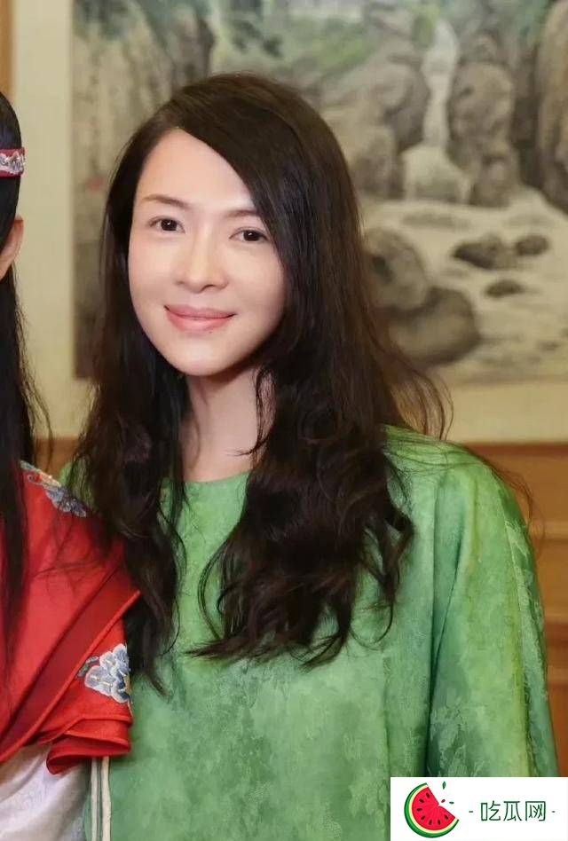 46岁章子怡太敢了，合影小13岁全妆陈丽君，输赢结果让人惊讶