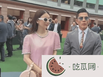 方媛穿孕妇装现身，腹部微隆孕味十足，和郭富城手牵手一同看赛马