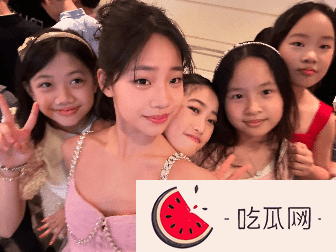小S的13岁小女儿玩自拍，抹红唇烫波浪卷发，和大S女儿成鲜明对比