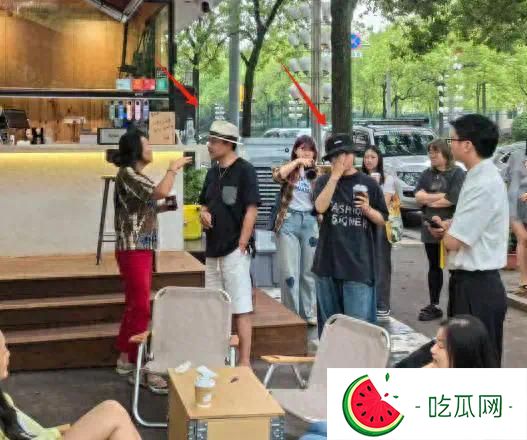 汪涵约周笔畅咖啡店叙旧，眼袋好大长了老年斑，两人坐街边像父女
