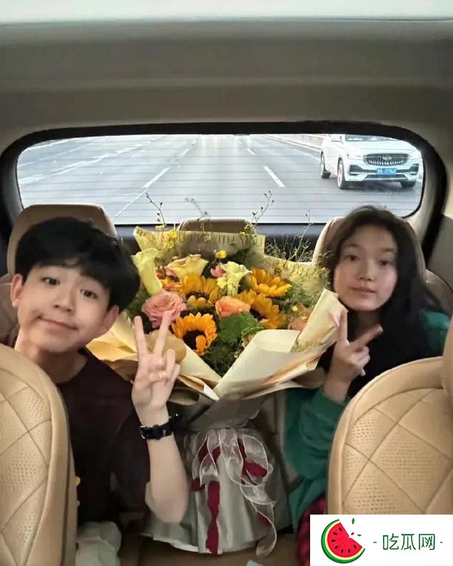 水均益晒龙凤胎子女正脸照！13岁水亦佑眉眼清秀像爸，妻子未出镜