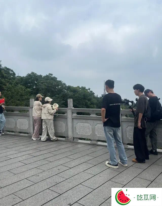 谢娜精力真旺盛，两天飞两地赶录节目，一口气爬200米山坡真厉害