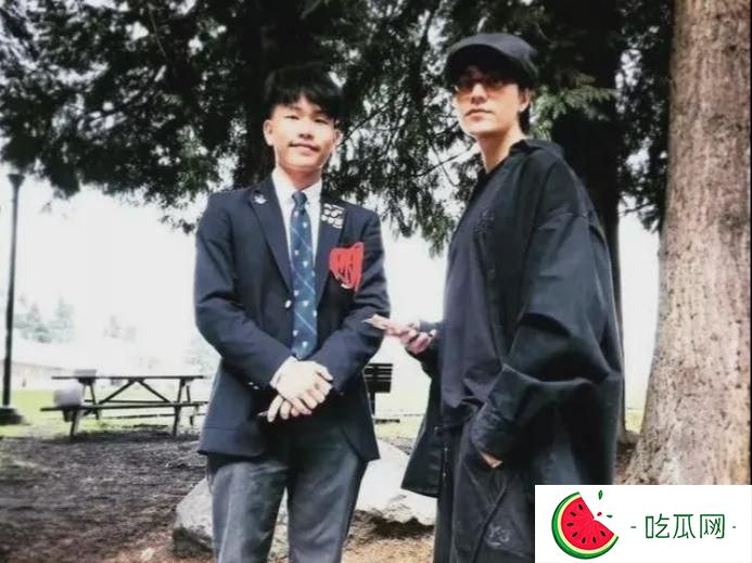 陈坤儿子23岁毕业照曝光，一身黑衣阳光帅气，母亲是谁至今成谜